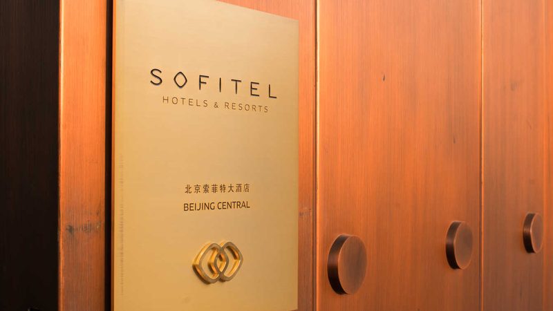 家长在挑选跟团游路线时，可比较不同旅行社的报价。以下是比较方法：